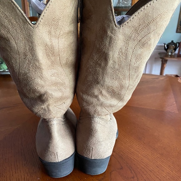 Rampage tan cowboy Boots - Picture 2 of 11